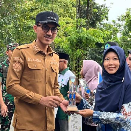 BumDes Takuti Menerima Penghargaan Juara Favorit 2 Se-Kabupaten Banjar